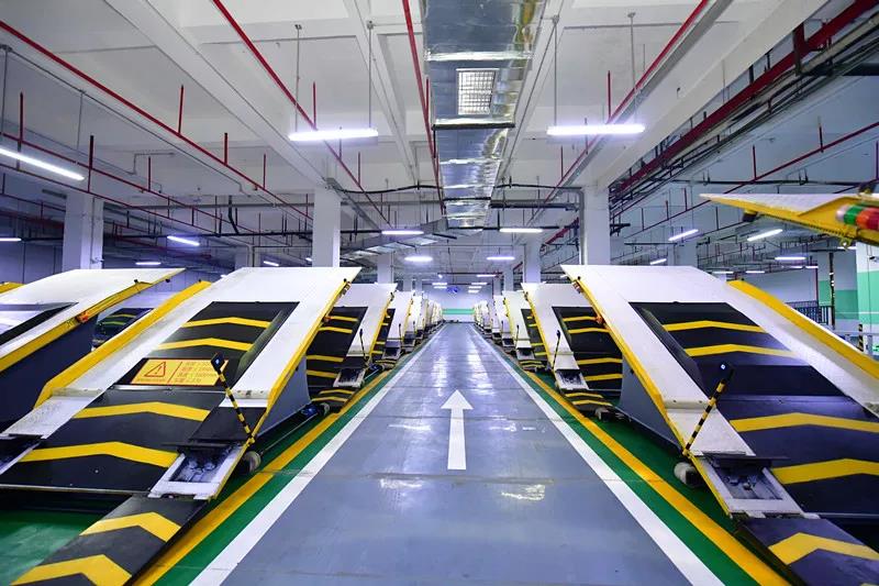 軟板廠：停車新姿勢，我信了你的“斜”！